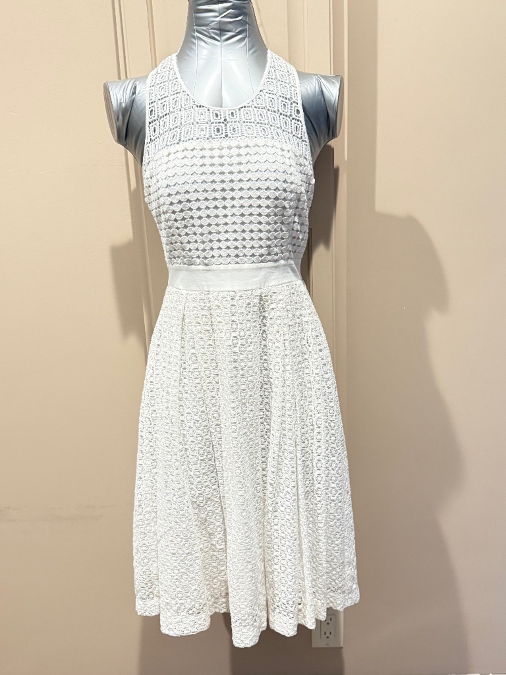 CATHERINE MALANDRINO WHITE LACY DRESS. SLEEVELESS. SIZE 4. NO WEAR